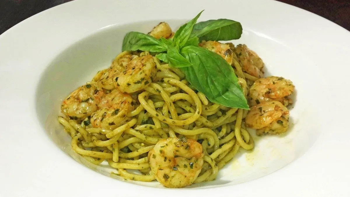 Házi „Gitárhúr” spagetti pesto szósszal és garnélarákkal