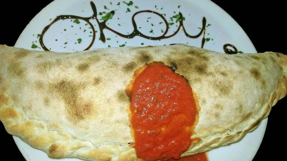 Calzone con Prosciutto Cotto, Funghi, Mozzarella e Gorgonzola