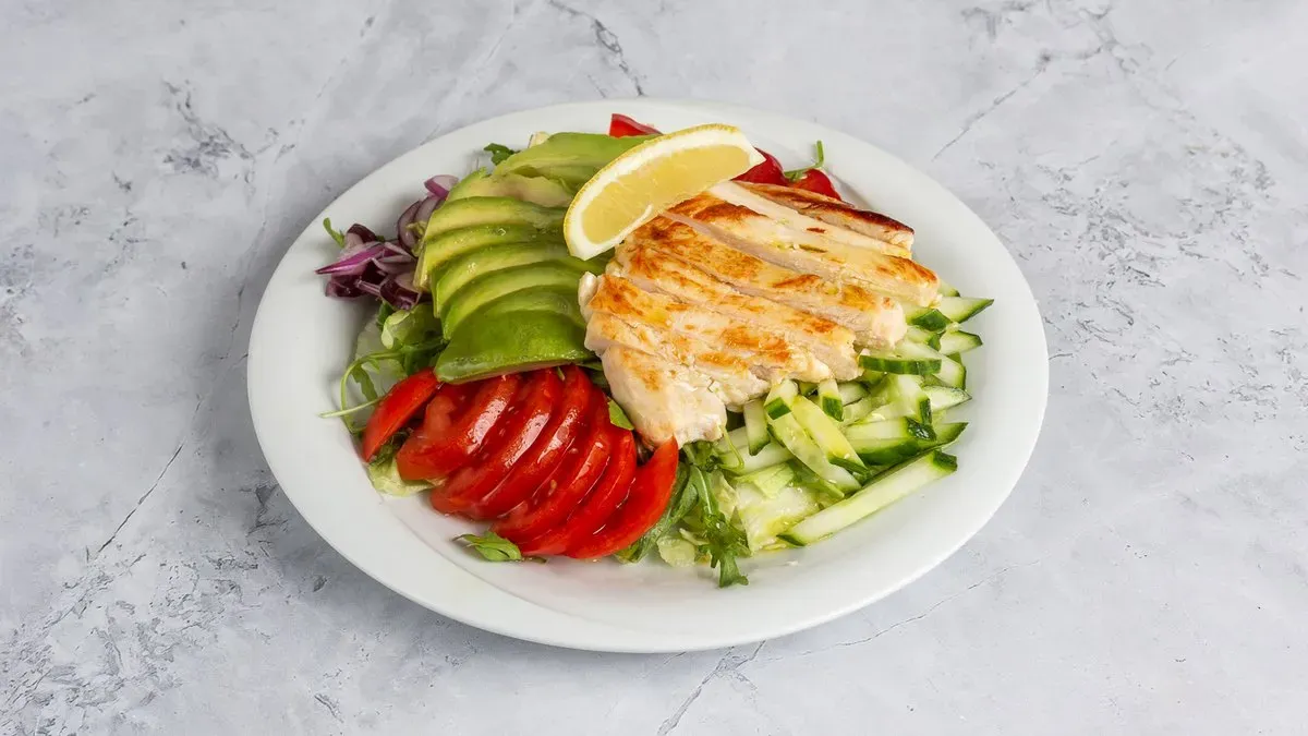 Insalata di pollo e avocado
