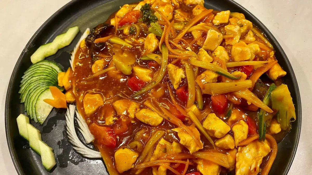 H13 GONG BAO chicken with noodles