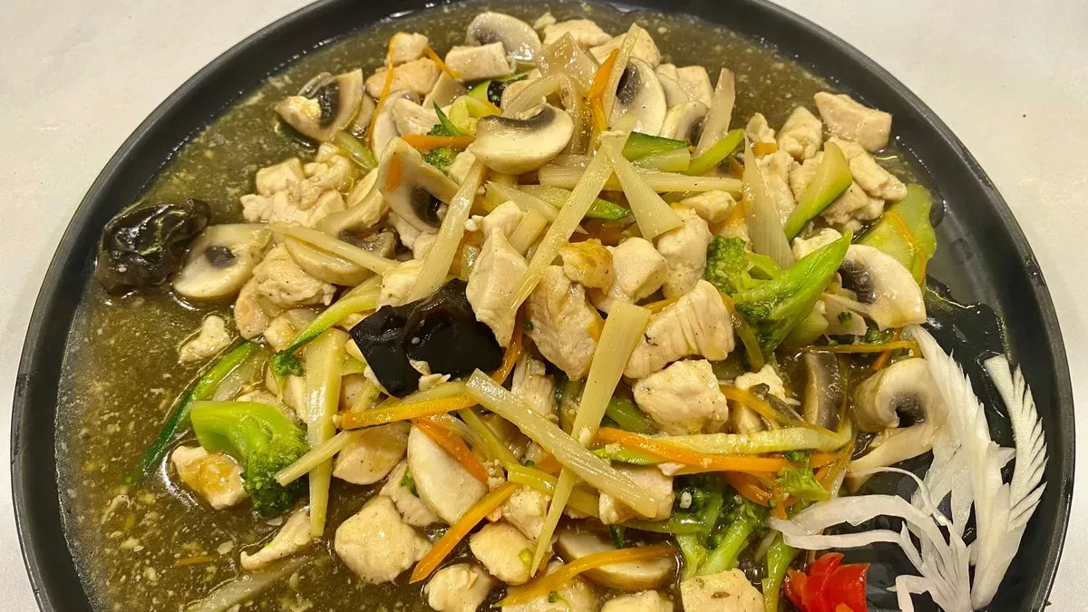 H10 Mushroom chicken with noodles