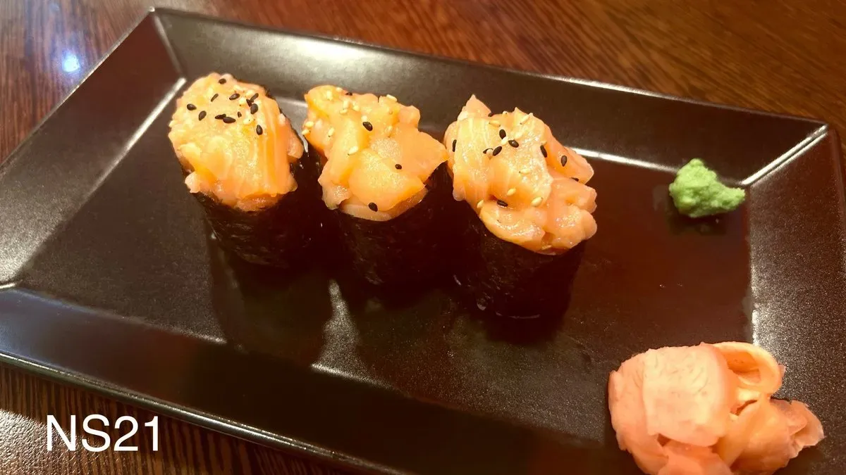 NS21. 3pcs Salmon gunkan