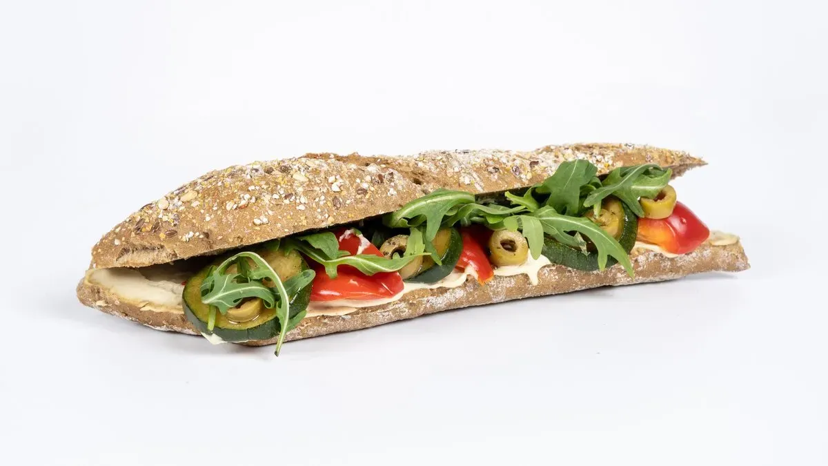 Humuszos bagett grillezett zöldségekkel