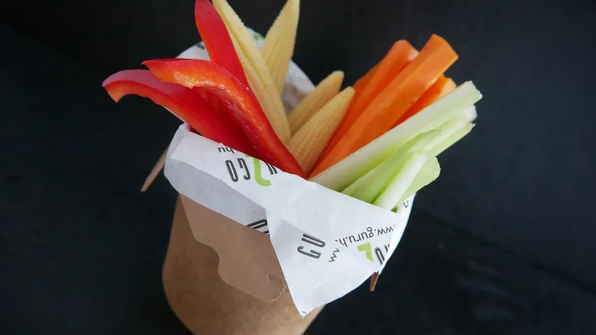Friss zöldség ropogtatós cheddar sajtszósszal