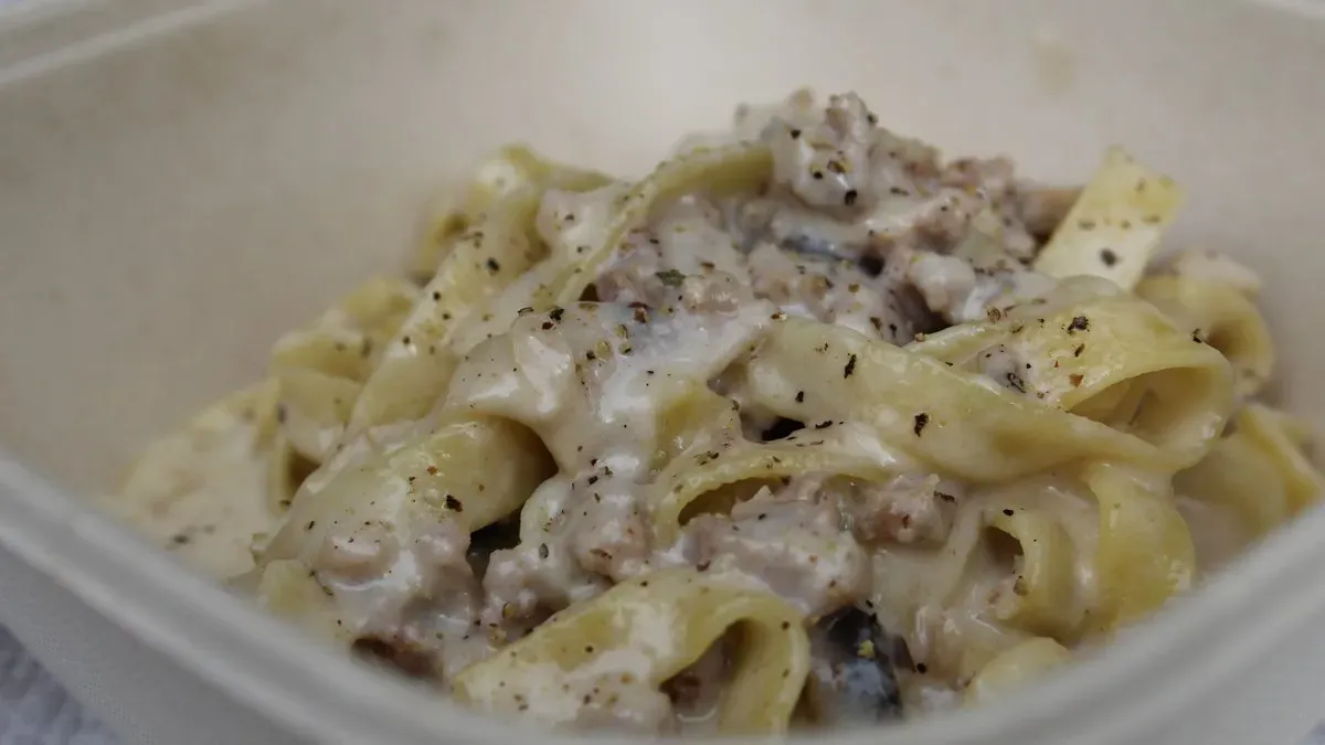 Tagliatelle panna, salsiccia e funghi