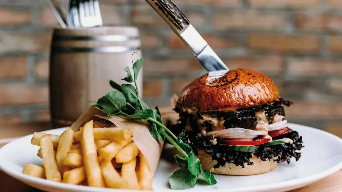 Tiltott burger szalmapityókával