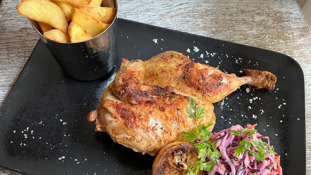1/2 csirke steak burgonyával & házi coleslaw salátával