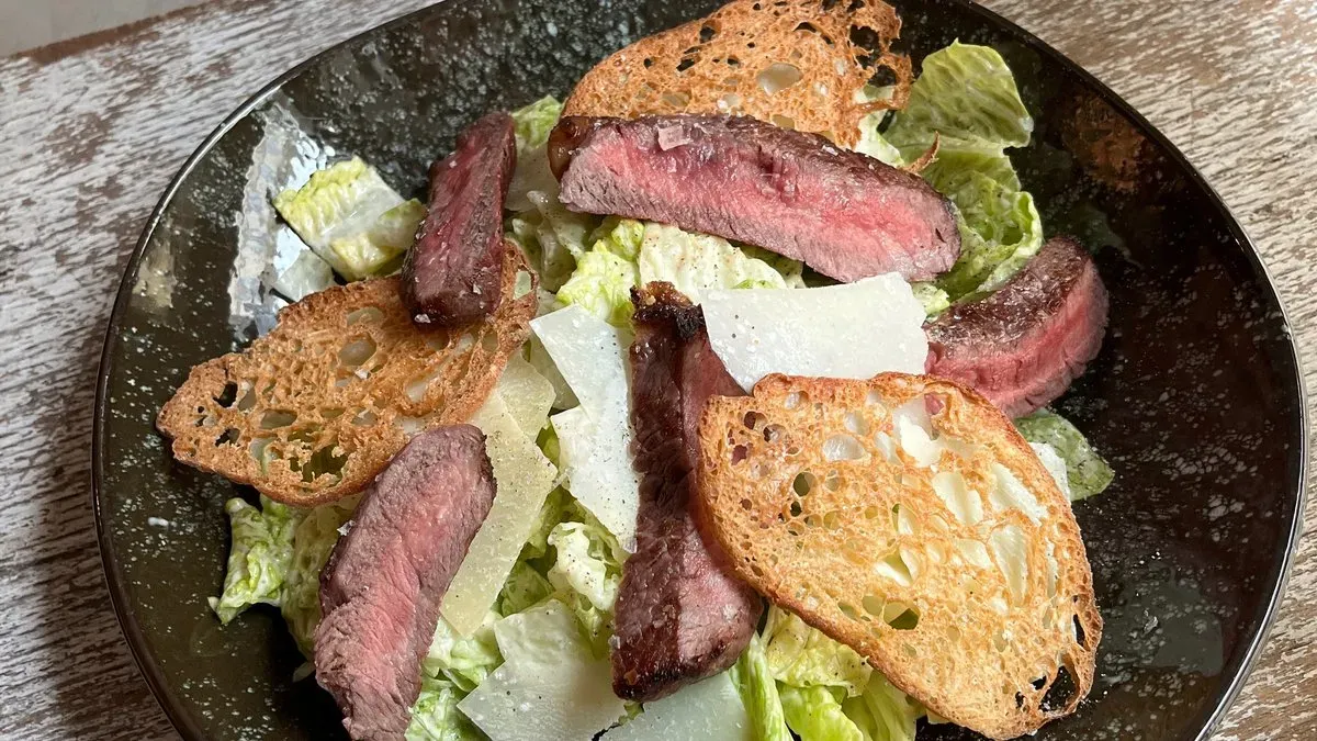Cézar saláta Rib Eye steak csíkokkal