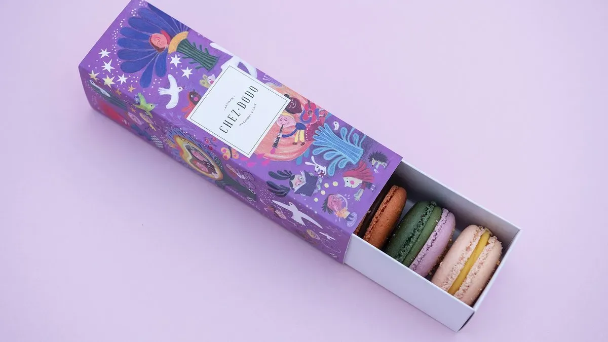 6 DB-OS MACARON VÁLOGATÁS JÓTÉKONYSÁGI DÍSZDOBOZBAN (lila)