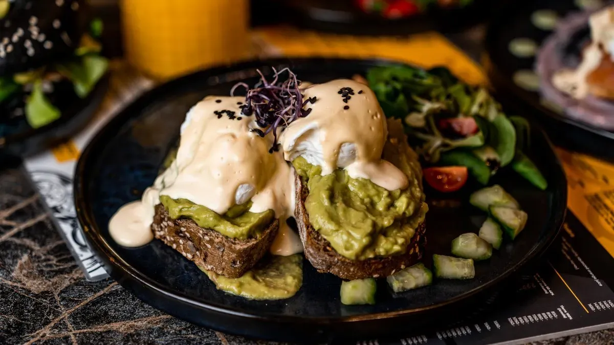 Avocadós toast buggyantott tojással,hollandi mártás