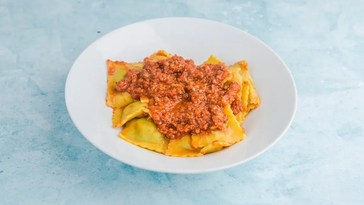 RAVIOLI SPINACI CON RAGÚ