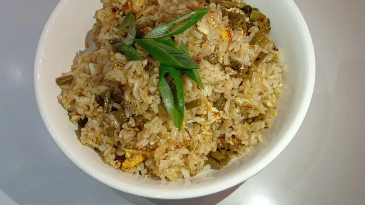 Píritott tojásos rizs kinai savanyúbabval 酸豆角炒饭