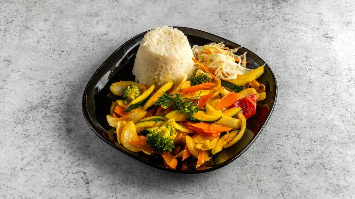 Wok zöldségek párolt rizzsel