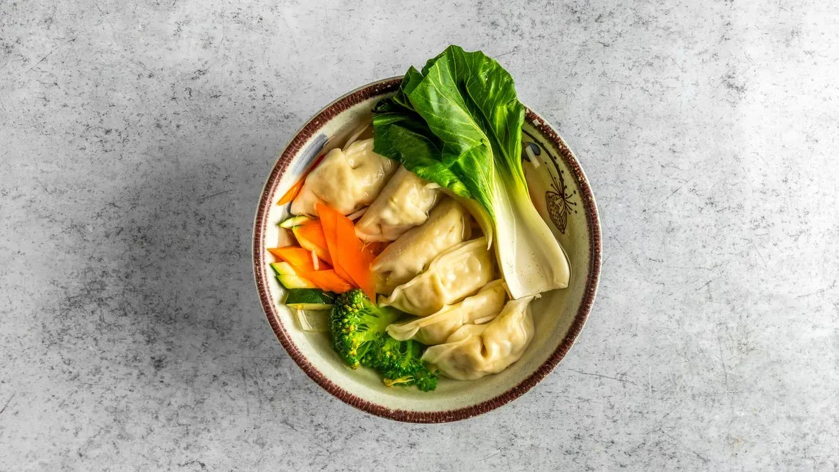 V6. Zöldséges gyoza leves