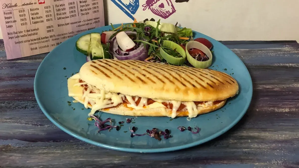 Panini melegszendvics friss zöldségekkel