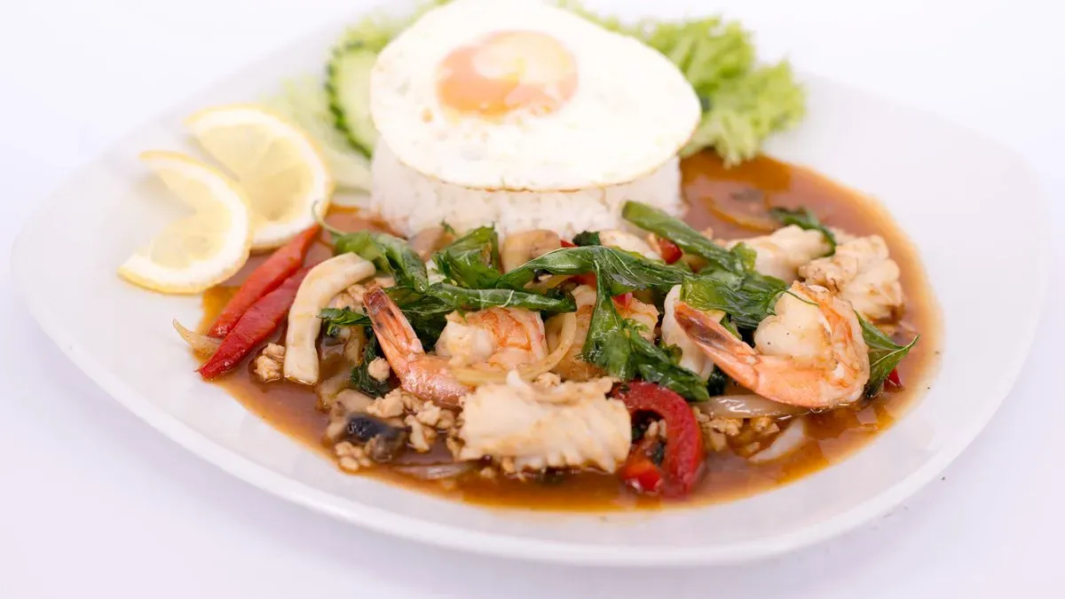 25. Phad kra prao