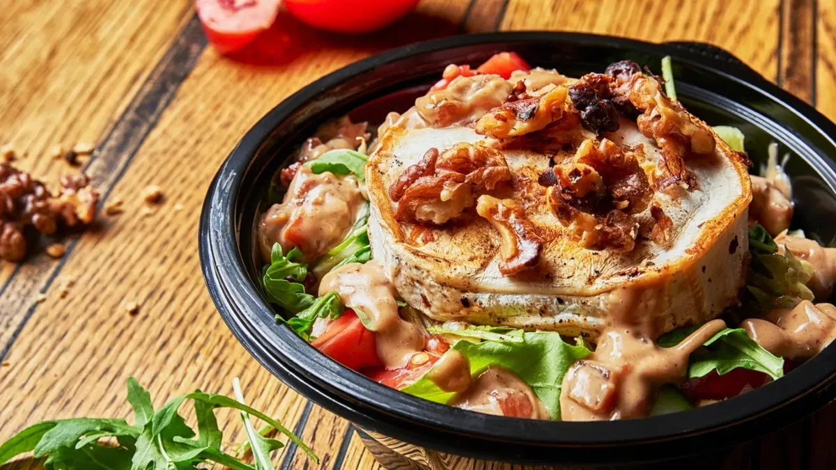 Grillezett kecskesajt salátaágyon