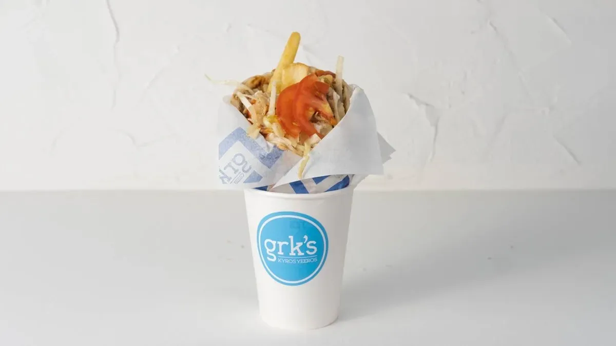 5 Yeeros Pita: Yeeros hús, Tzatziki, Paradicsom, Hagyma, Hasábburgonya, Görög fű