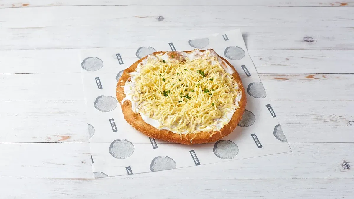 Sajtos-tejfölös lángos