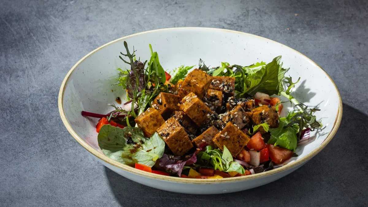 Levélsaláták marinált tofuval, szójás vinaigrette-tel