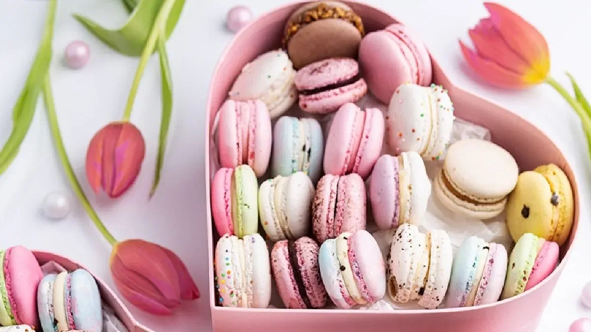 SZÍV AJÁNDÉKDOBOZ 15 DB MACARONNAL