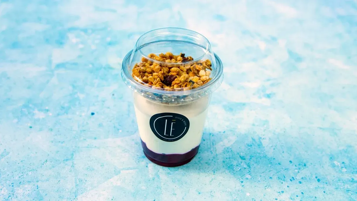Görög joghurt, meggyvelő, gyümölcsös granola