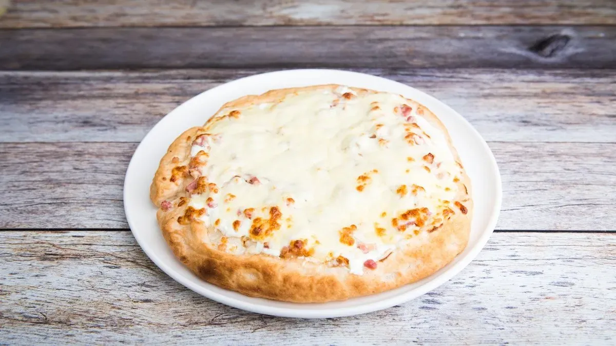 Tejfölös-baconös pizza