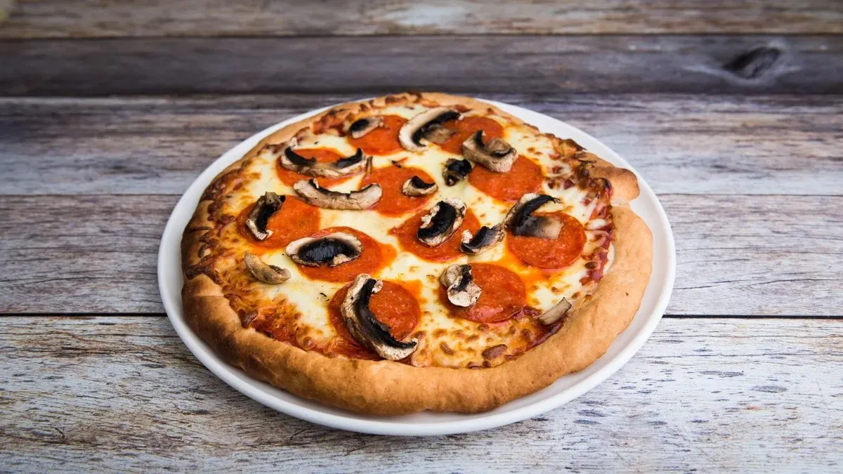 Szalámis-gombás pizza