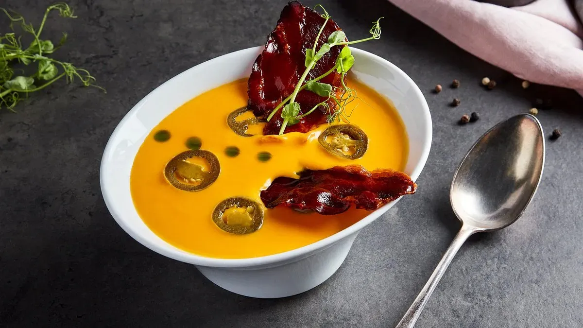 Cheddar sajtkrémleves feketeerdő sonkachips-szel, jalapenoval (csészében)
