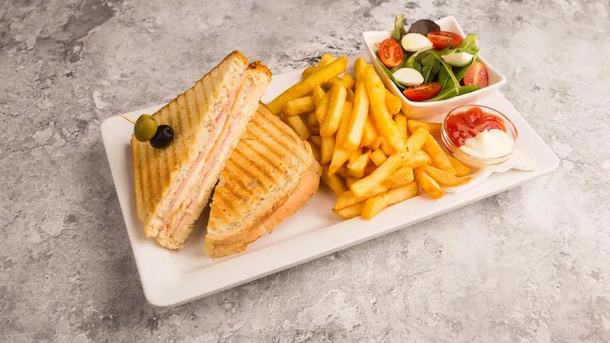 Croque Monsieur hasábburgonyával és salátával