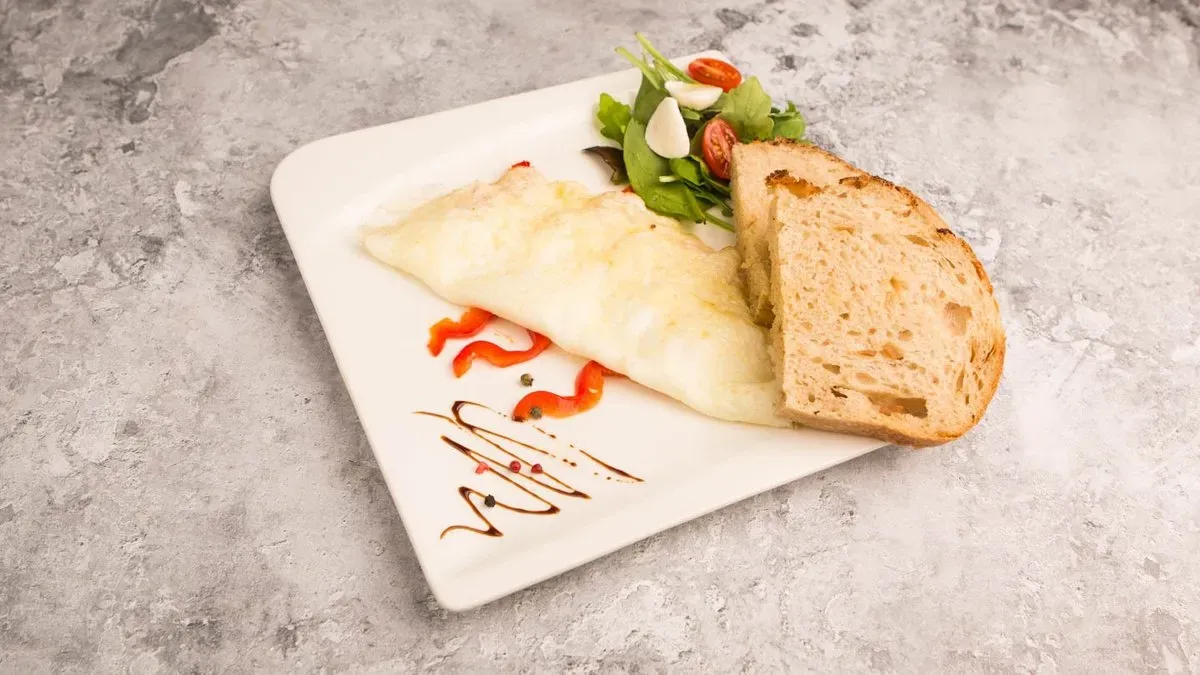 Fehér omlett kaliforniai paprika ágyon