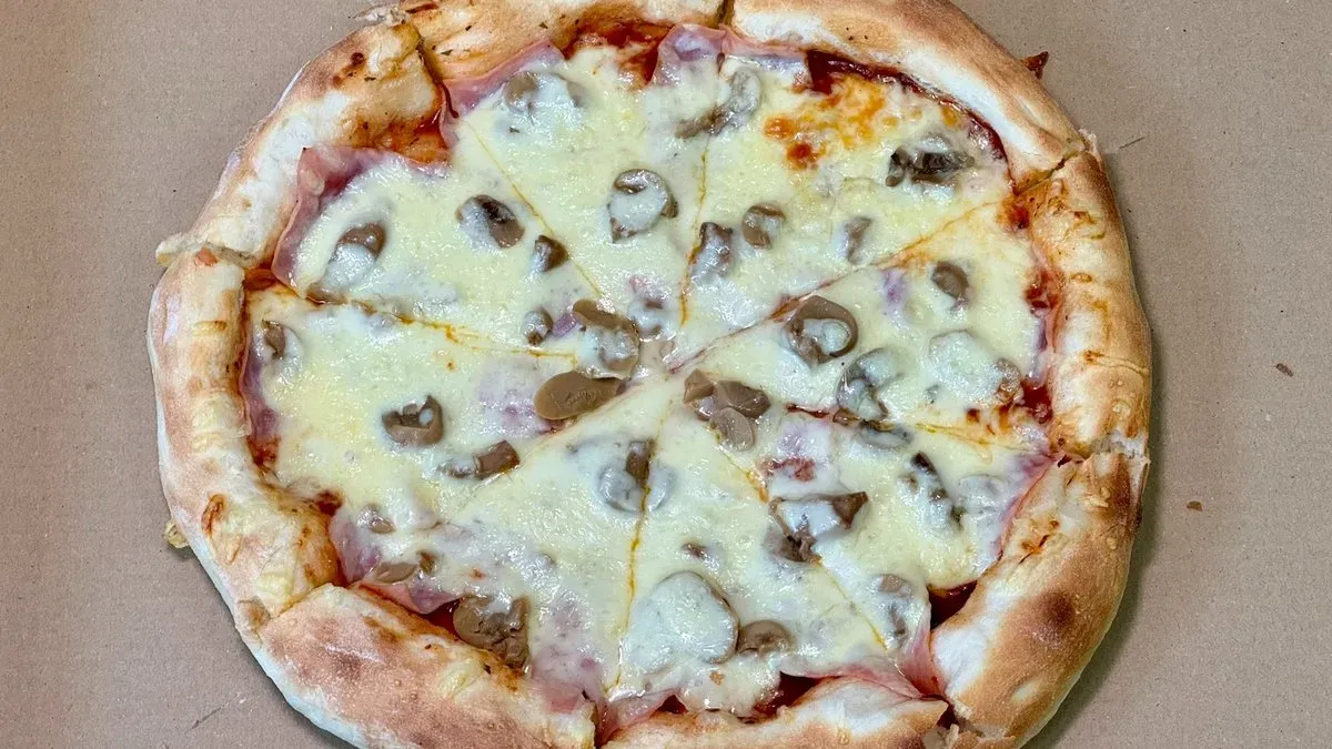 Sonka gombás pizza