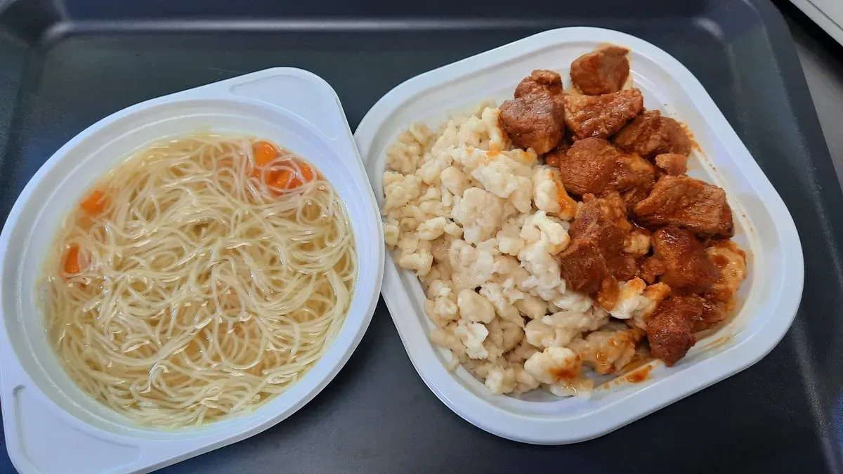Sertéspörkölt+köret+csontleves
