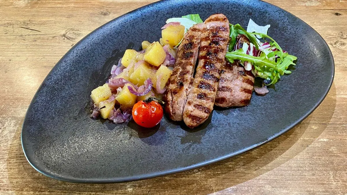 Grillezet olasz kolbász serpenyős burgonyával és hagymával