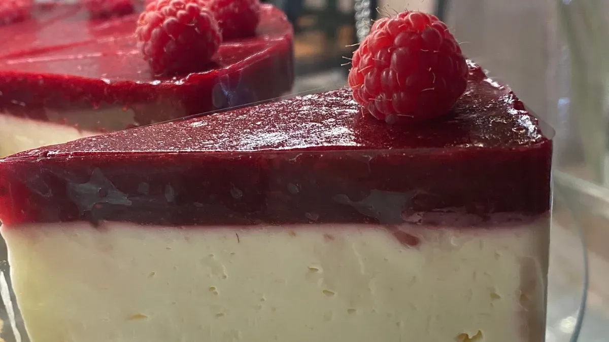 Málnás sajttorta szelet
