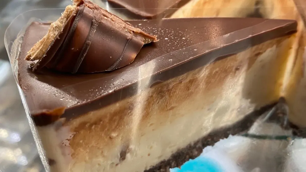 Kinder Bueno sajttorta szelet
