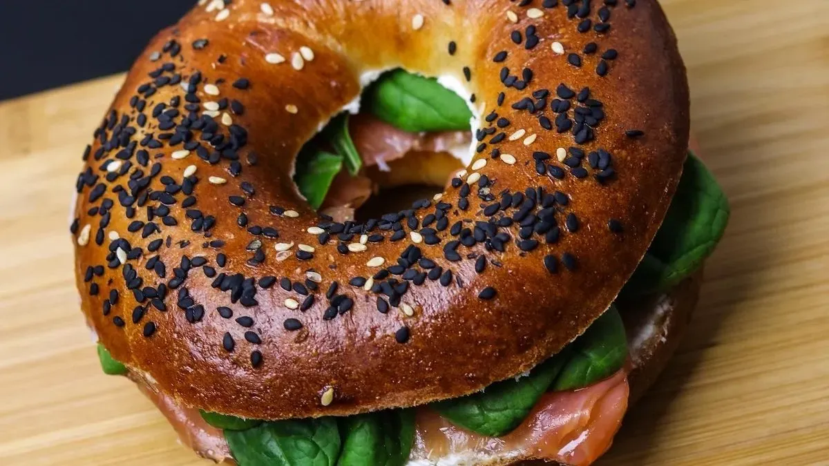 SMOKED SALMON BAGEL