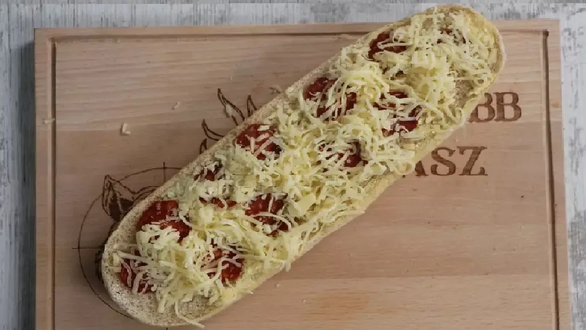 Gyulai kolbászos-sajtos melegszendvics óriásbagettben