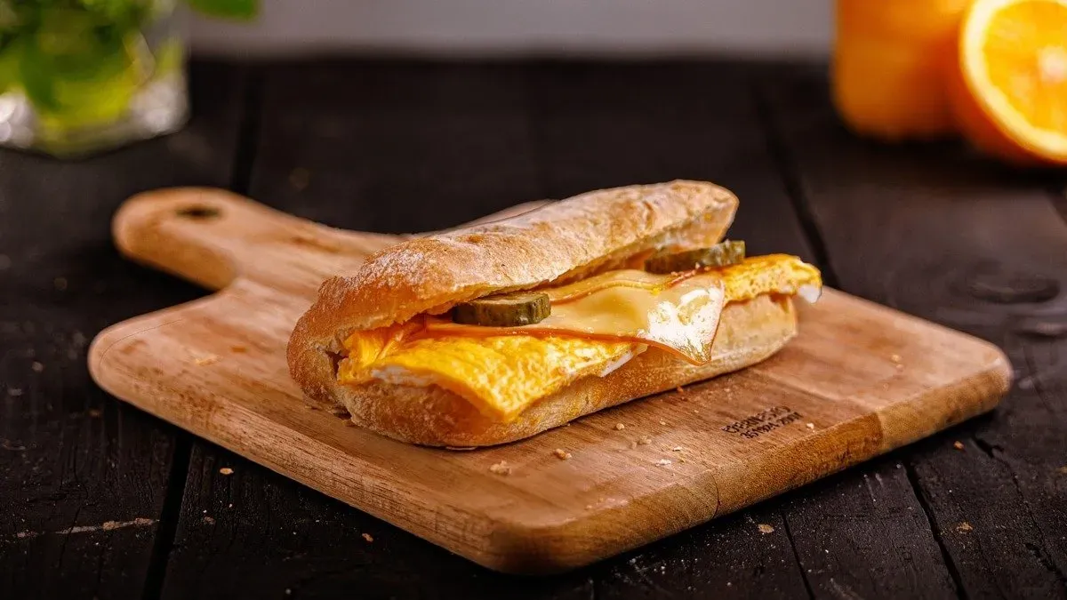 Rántottás füstölt sajtos ciabatta