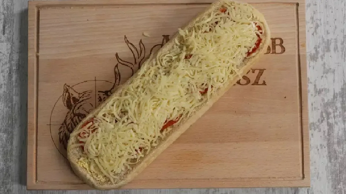 Paprikás szalámis-sajtos melegszendvics óriás bagettben