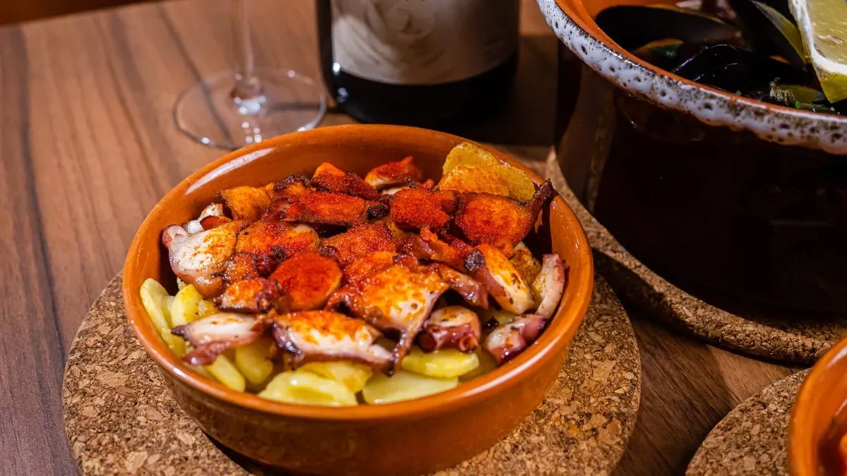 Galíciai polip karikák, pirospaprikával, burgonyával