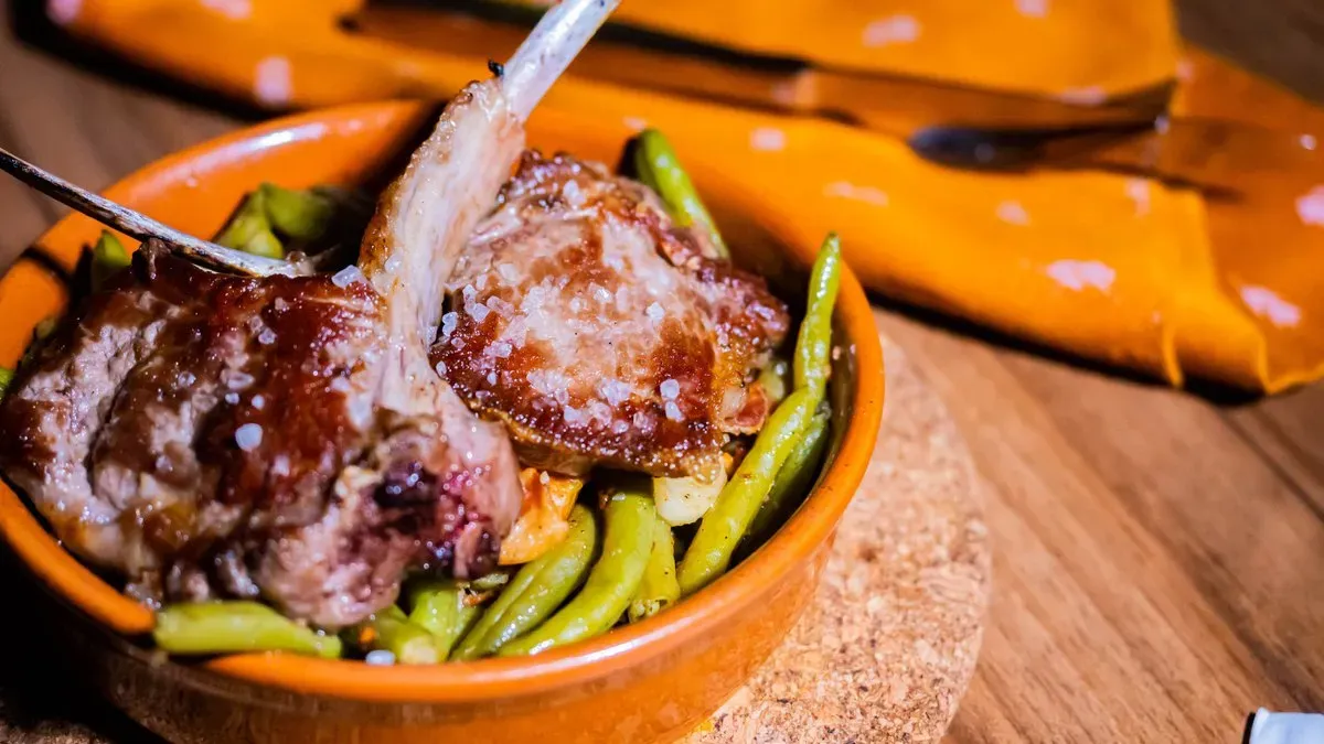 Grillezet új-zélandi bárányborda, fokhagymás ceruzabab körettel