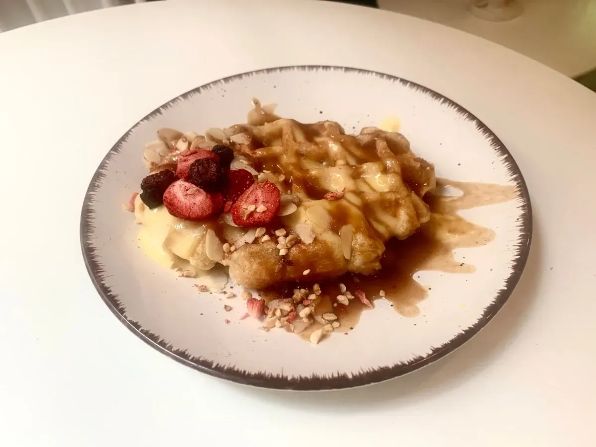 Belga gofri vanília sodoval, karamellával (Waffle with vanilla sauce & caramel)