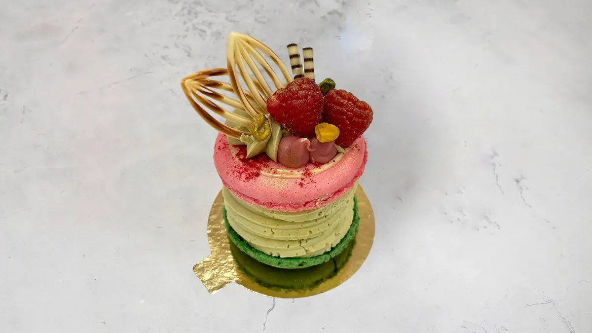 Pisztácia - málna óriás macaron