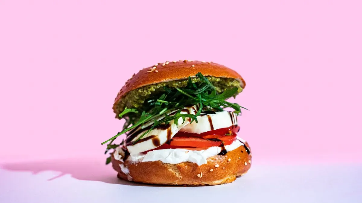 CAPRESE BAGEL