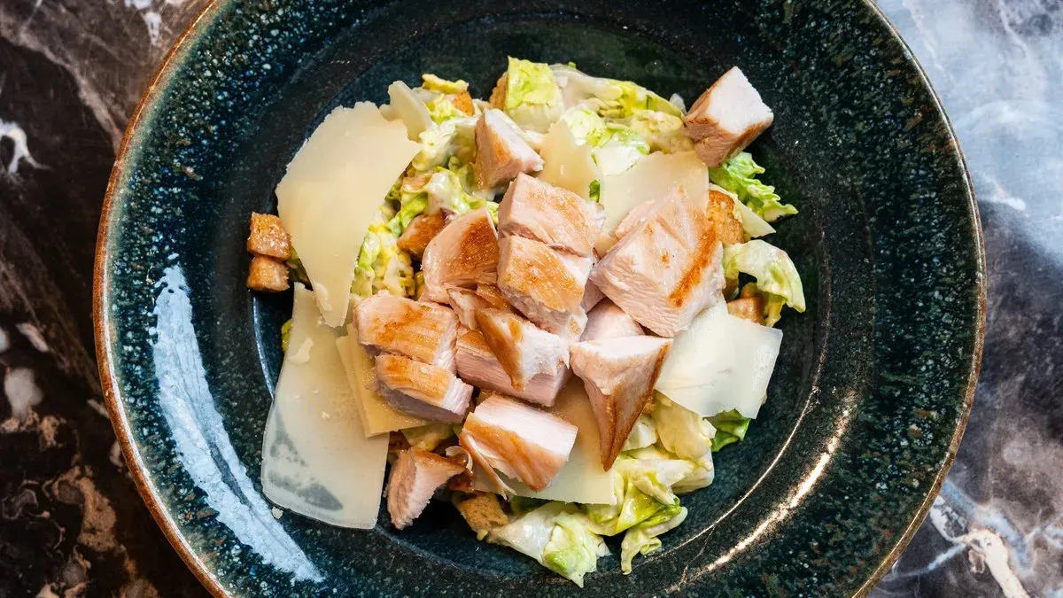Hagyományos cézár saláta grillezett csirkével
