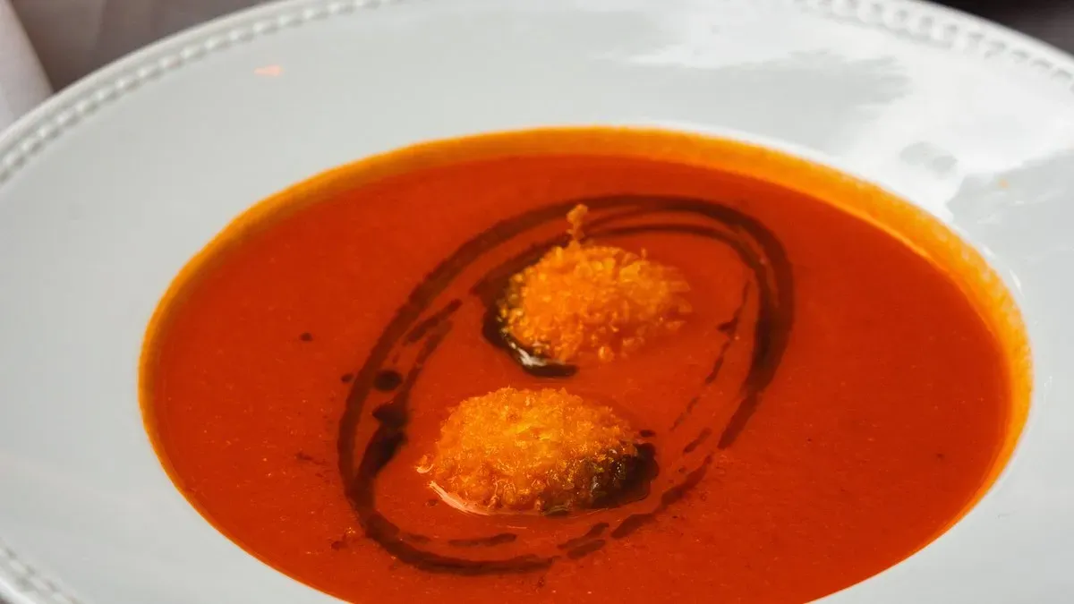 Bazsalikomos paradicsomleves  panko morzsában sült kecskesajttal