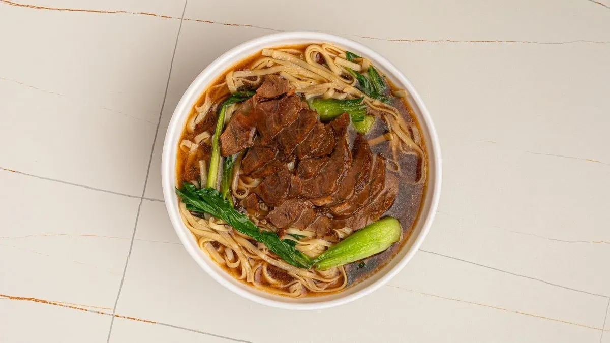 502. Párolt marhahús barna szósszal 牛肉面 Noodles Soup with Braised Beef