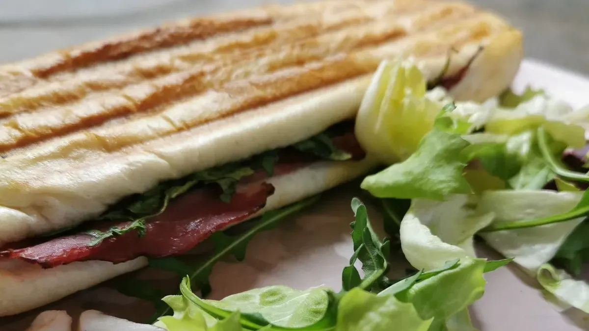 Mozzarellás vasalt szendvics házi bazsalikom pestóval (vega)