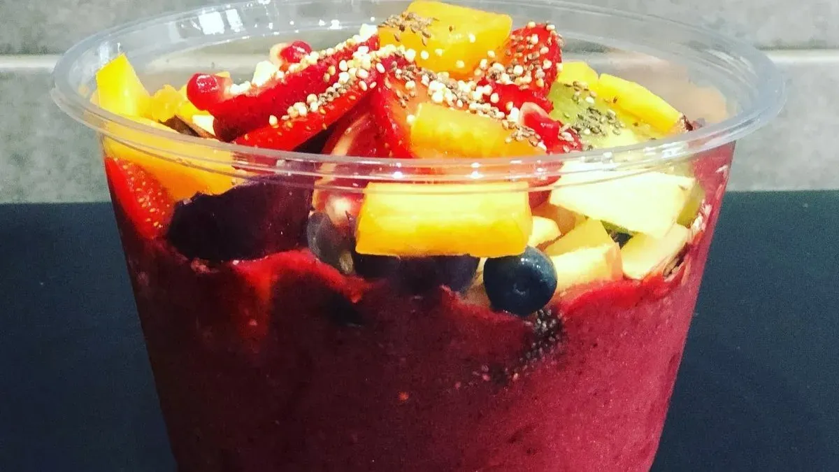 Napi krémleves friss pékáruval és egy vegán acai bowl